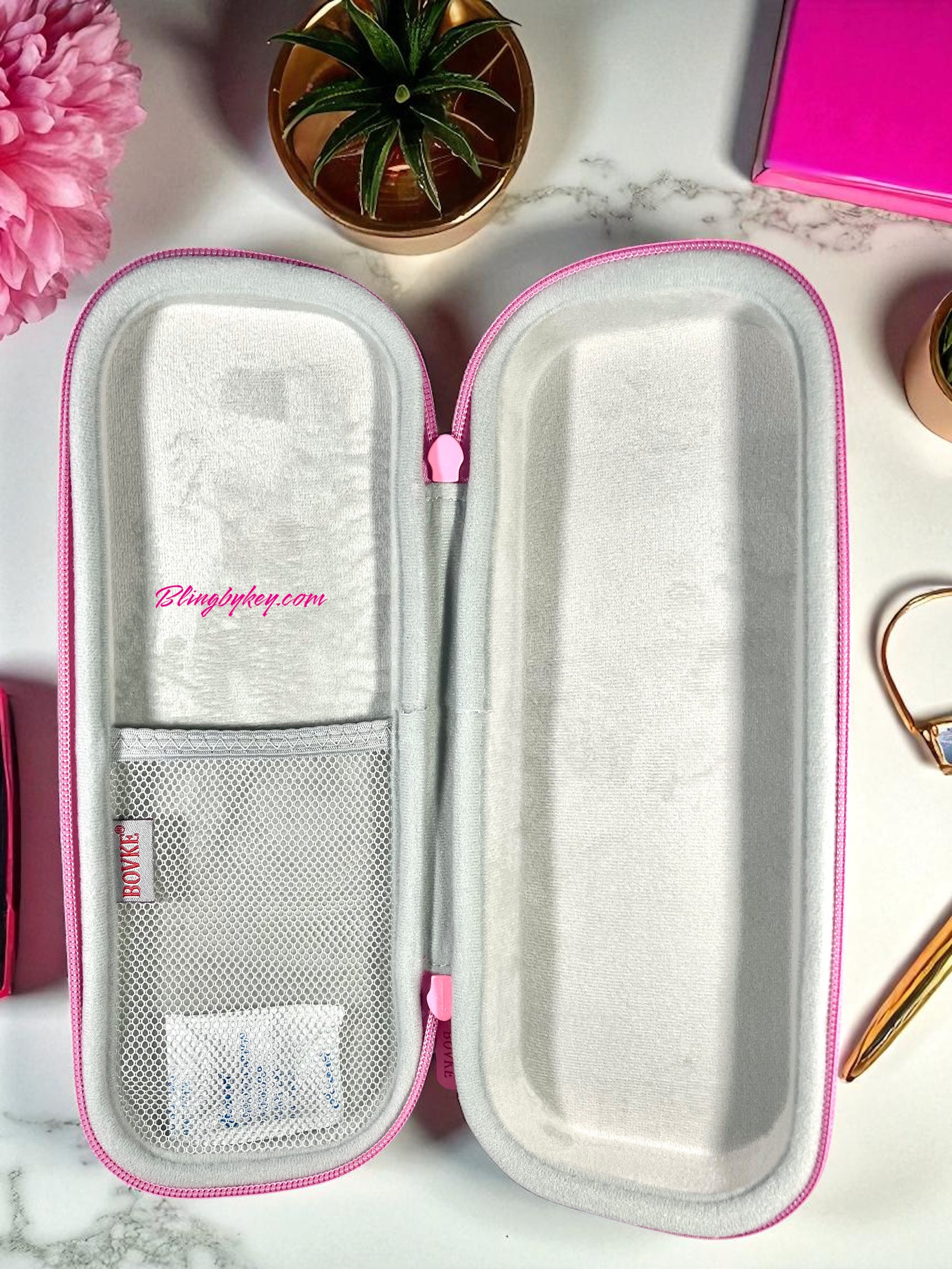 STETHOSCOPE CASE STYLE A 
• Mesh Side Pocket – lightweight with wrist strap


